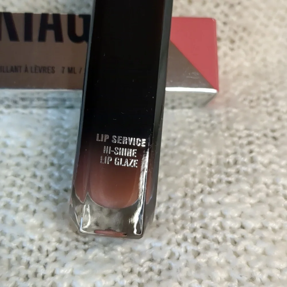 IL MAKIAGE Lip Service Hi-Shine Lip Color in PDA, 7ml/0.23fl oz
